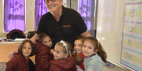 FLO’dan Şalpazarı’ndaki ilkokul öğrencilerine ‘Cumhuriyet’ armağanı