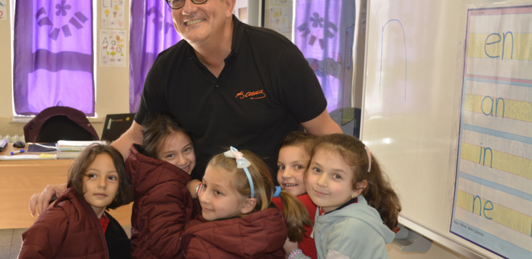 FLO’dan Şalpazarı’ndaki ilkokul öğrencilerine ‘Cumhuriyet’ armağanı