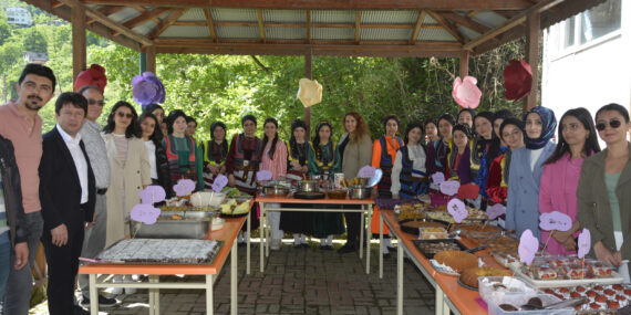 Şalpazarı AYMTAL pansiyonda kalan öğrenciler yararına kermes  düzenledi