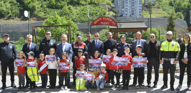 Trafik haftasında çocuklara uygulamalı trafik eğitimi verildi