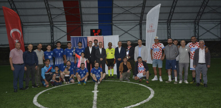 Kurumlar arası Futbol Turnuvası’nda Şalpazarı Belediyesi şampiyon oldu