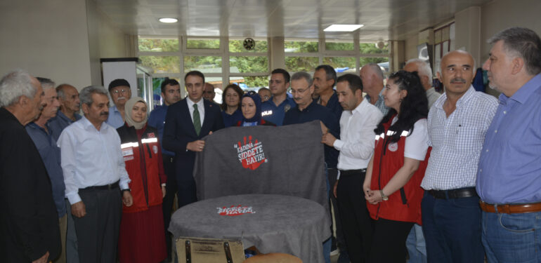 Şalpazarı’nda kıraathanelerdeki masalara “Kadına Şiddete Hayır” sloganlı örtüler seriliyor