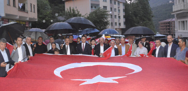 Şalpazarı 15 Temmuz Demokrasi ve Milli Birlik Günü etkinliklerinde tek yürek oldu