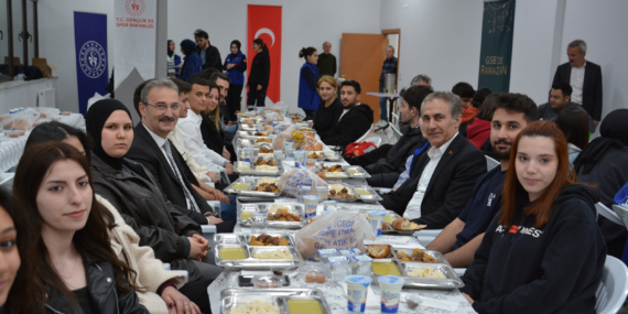 Şalpazarı’nda gençlerle kurum amirleri iftarda buluştu