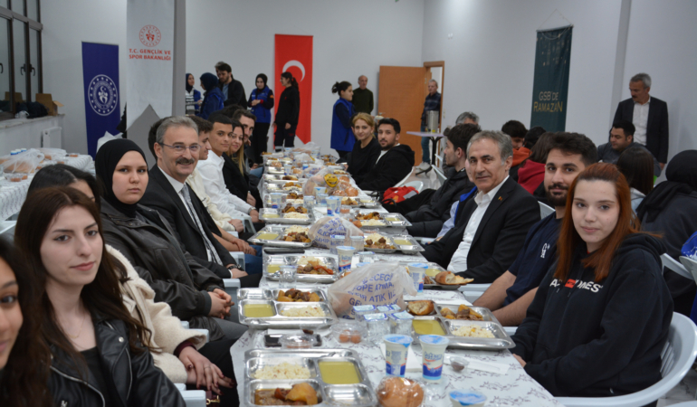 Şalpazarı’nda gençlerle kurum amirleri iftarda buluştu