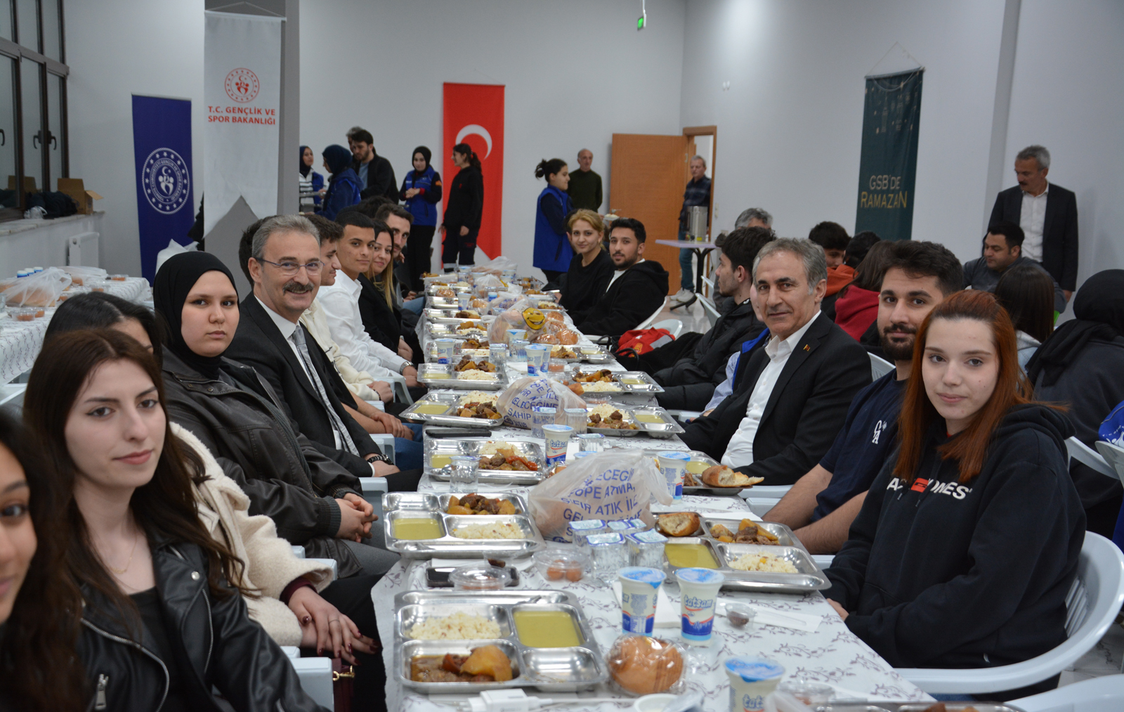 kurukiz genclerle oruc acti