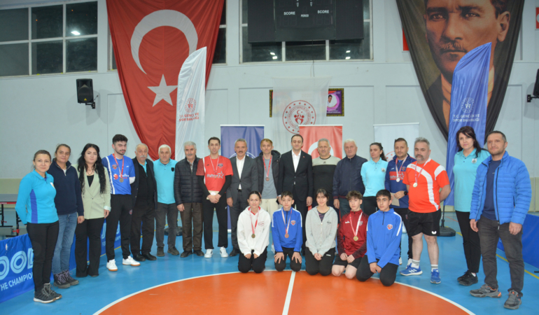 Masa Tenisi Turnuvası’na Vakfıkebirli sporcular damga vurdu
