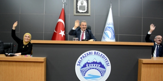 Belediye Meclisi’nde Kaymakam Semih Memiş’e hemşehrilik beratı sürprizi