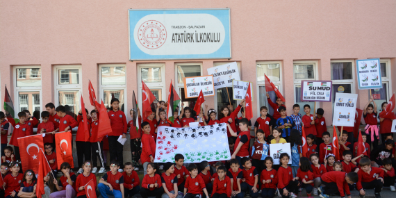 Şalpazarı Atatürk İlkokulu Öğrencileri Gazze için yürüdü