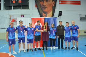 sampiyon emniyet kupasini kaymakam kezban