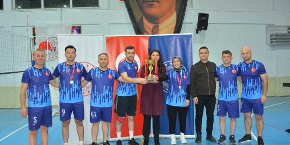 Kurumlar Arası Voleybol Turnuvası’nda Şalpazarı Emniyet şampiyon