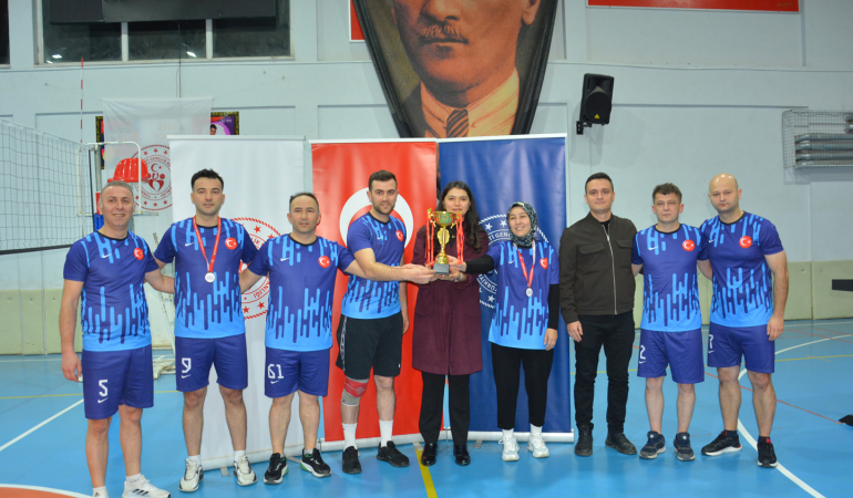 sampiyon emniyet kupasini kaymakam kezban