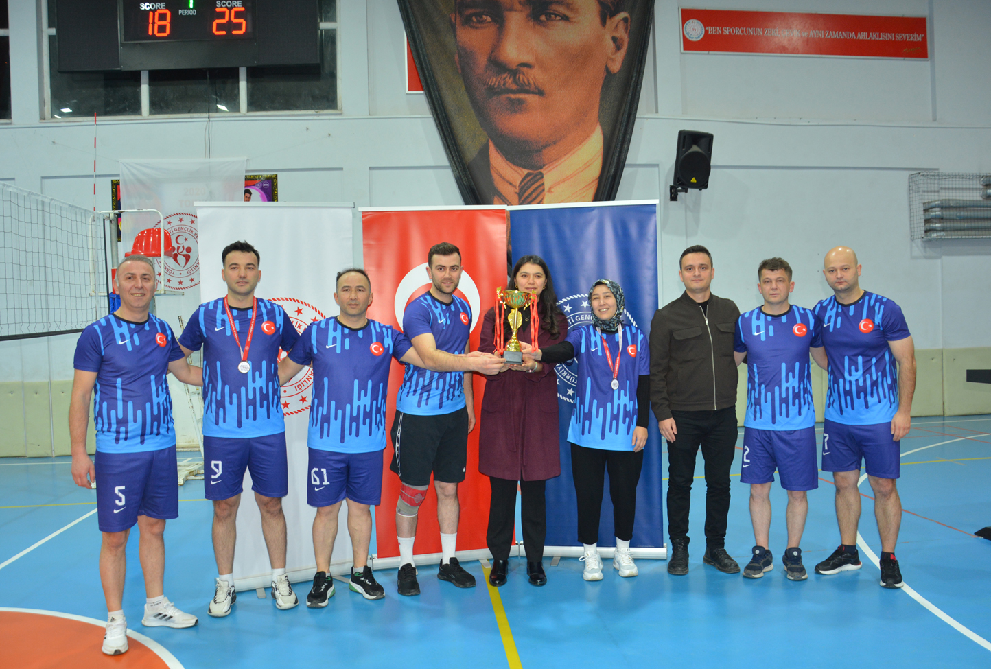 sampiyon emniyet kupasini kaymakam kezban